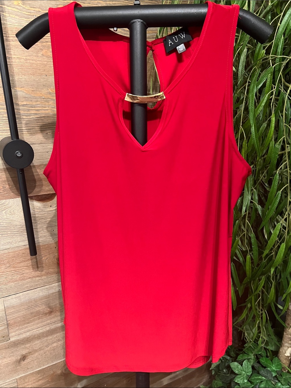 AUW red sleeveless blouse tank with v neck & gold detail. Slinky knit fabric L